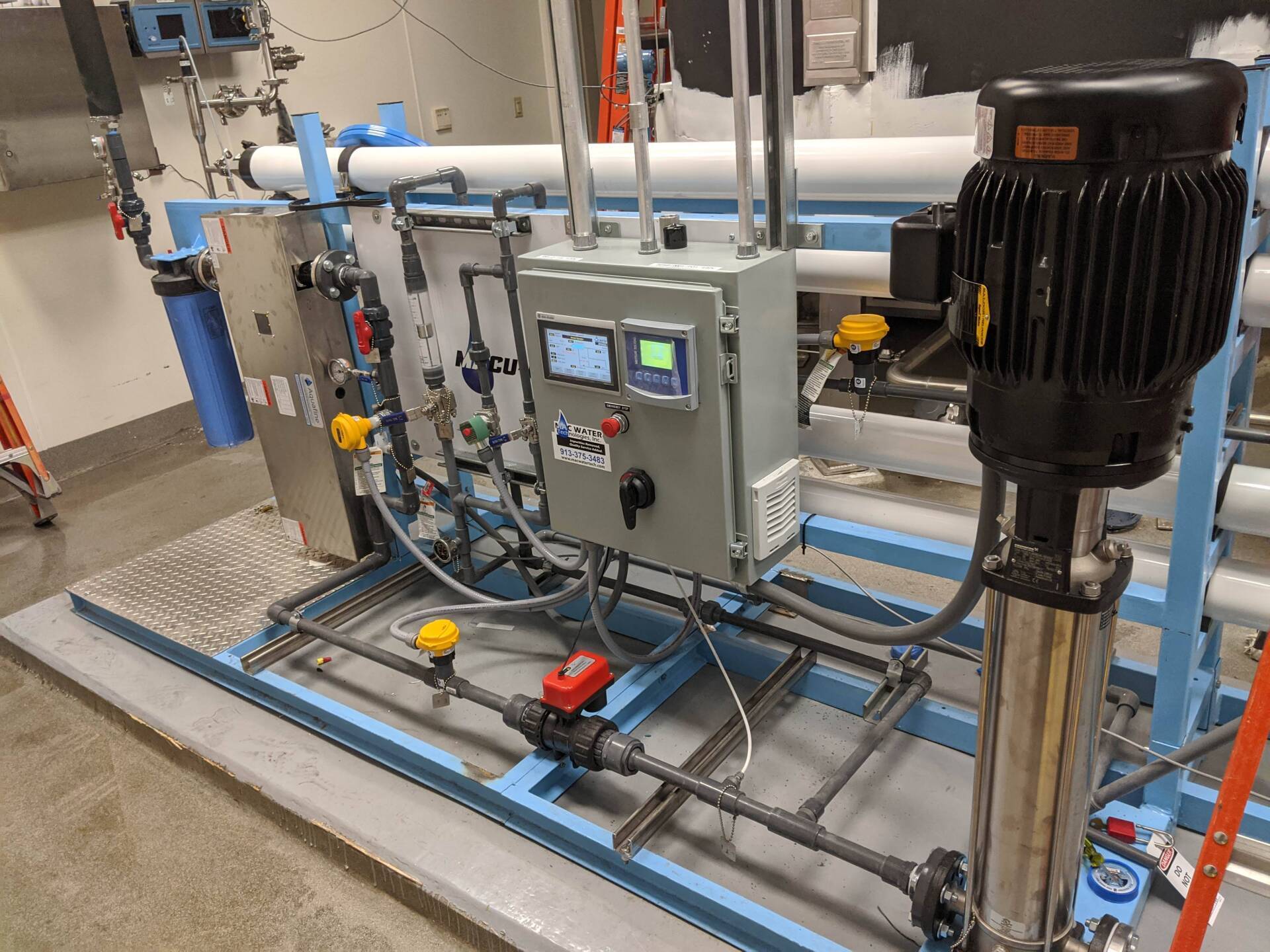 A large machine is sitting on top of a table in a room.