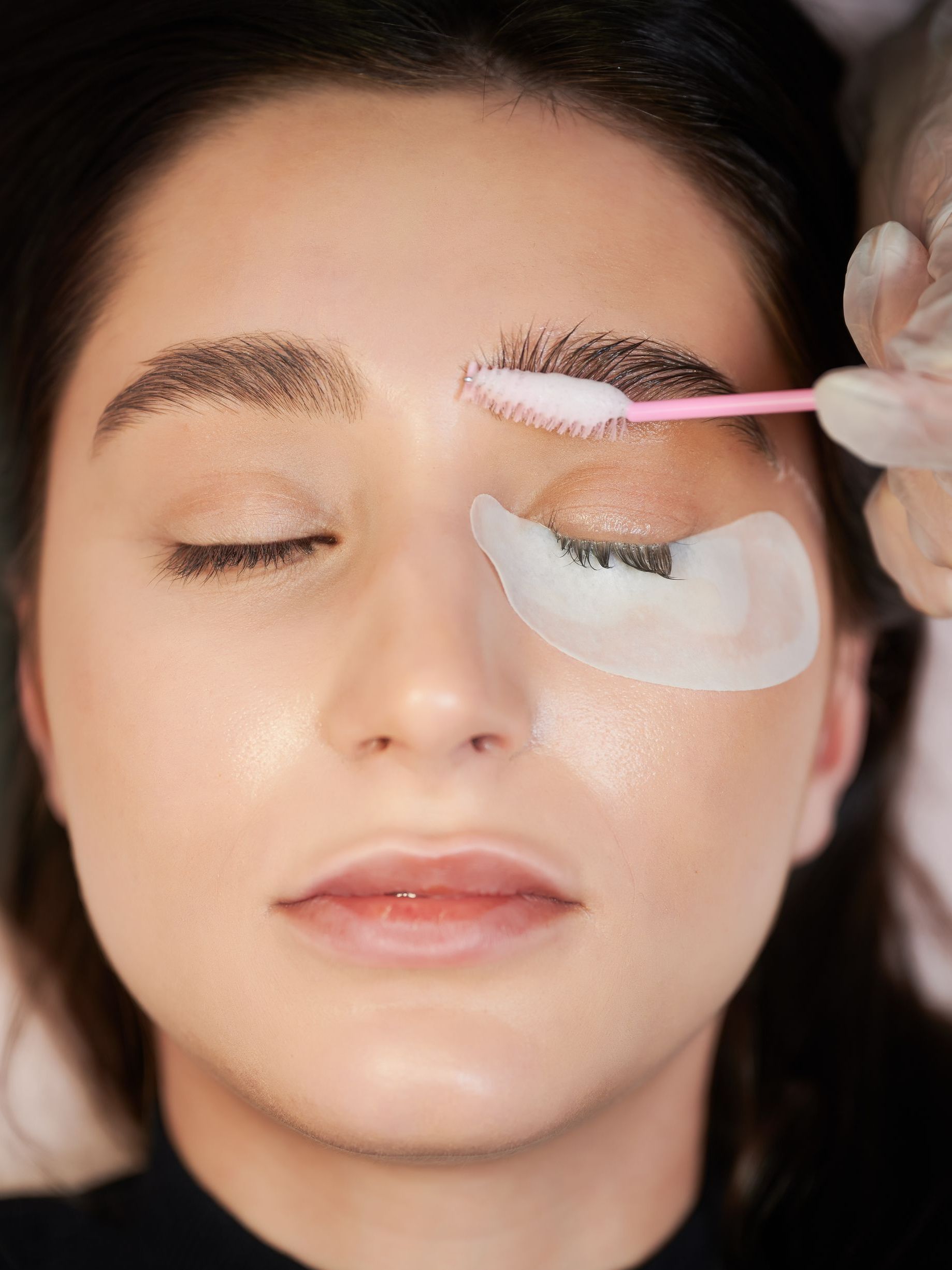 woman gets lash treatment