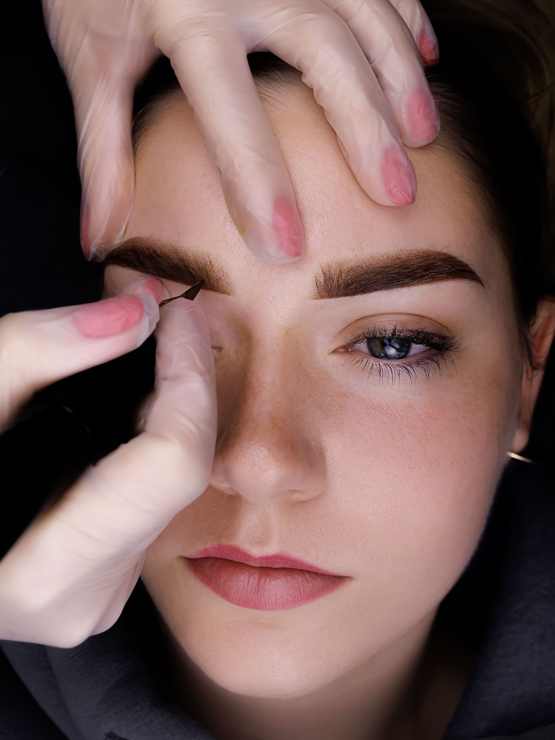 woman gets brow tint
