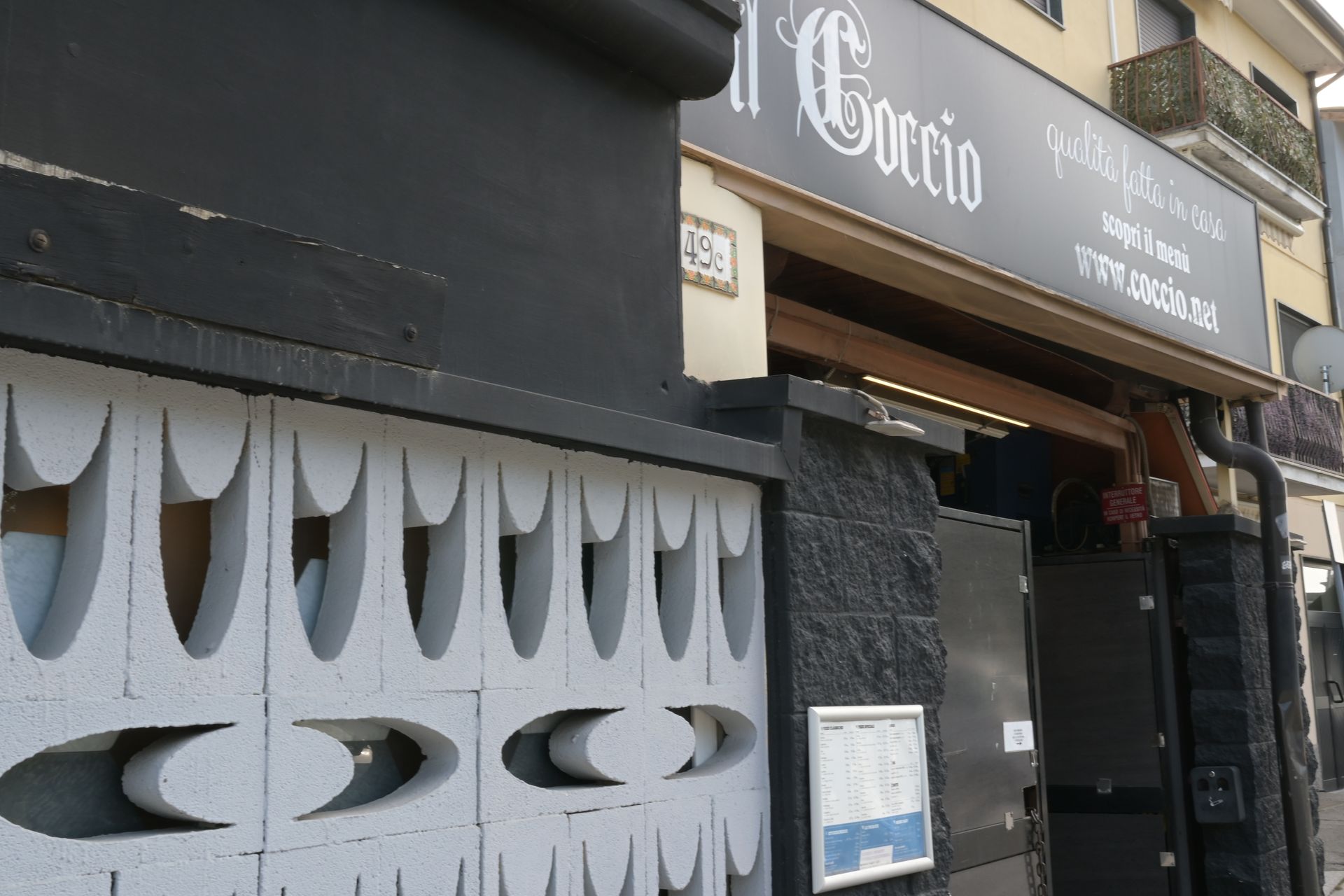 Negozio grigio con un’insegna nera su cui si legge «Gottio», sopra un ingresso con cancello e saracinesche chiuse.
