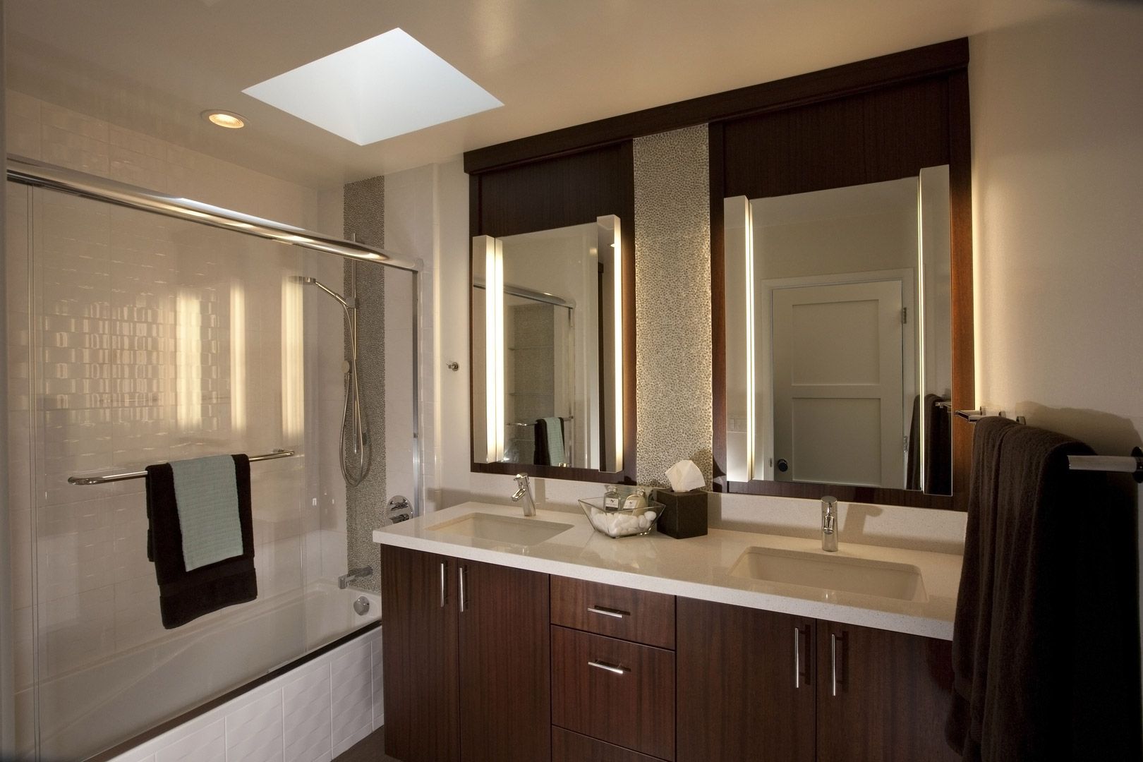 A bathroom with two sinks and a bathtub