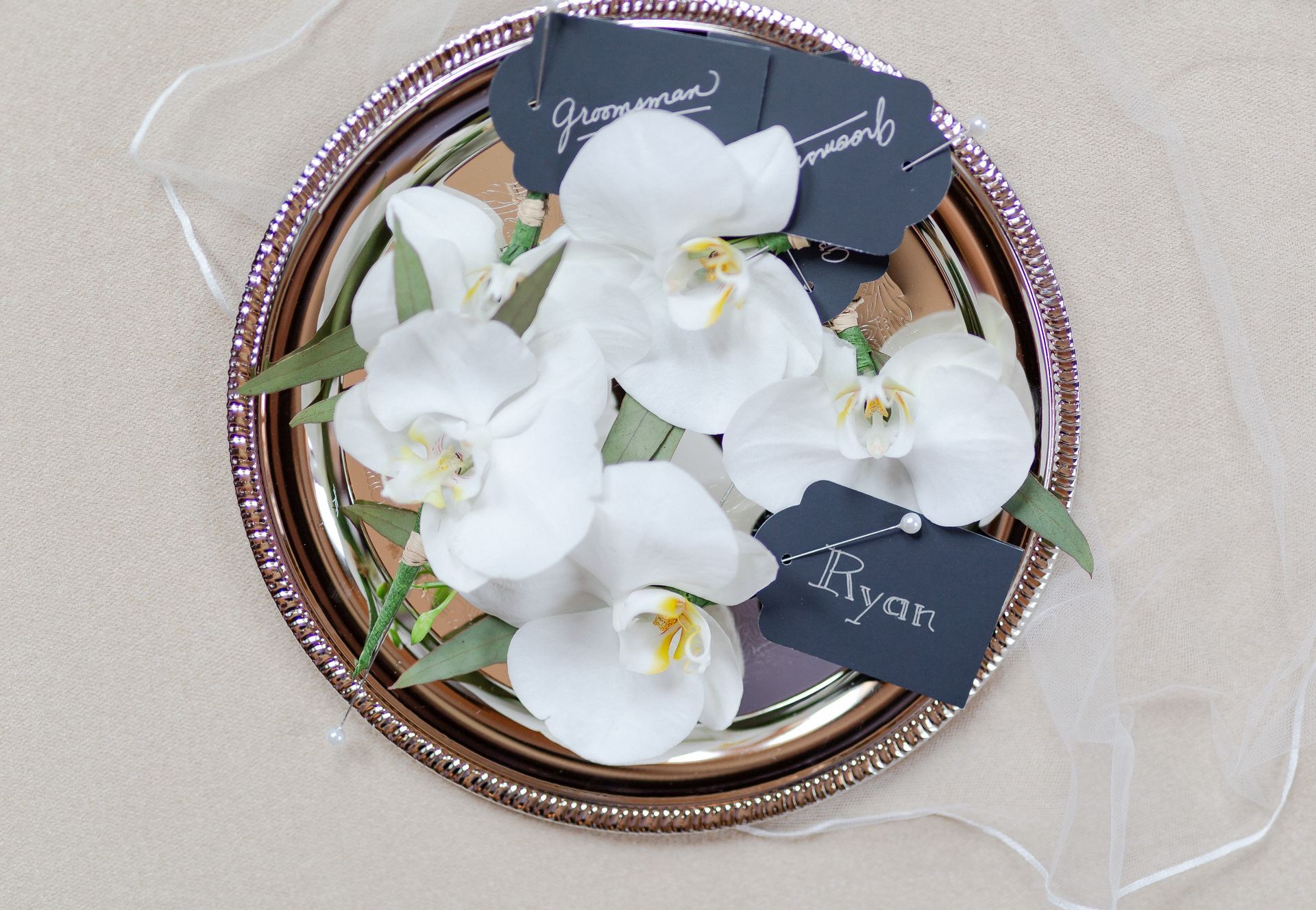 A plate with white flowers and place cards on it