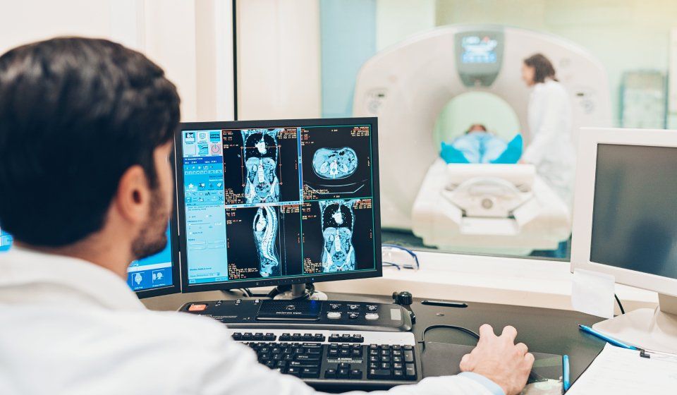 medico durante una risonanza