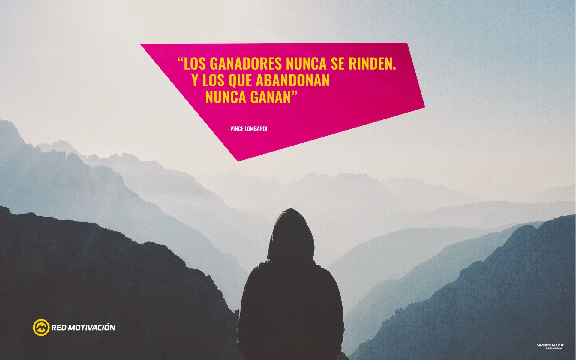 A person standing in front of a mountain with a quote in spanish