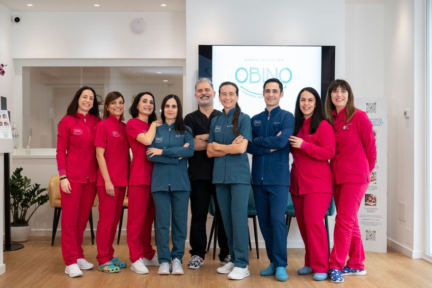 Uno spazzolino da denti e strumenti dentali in una tasca