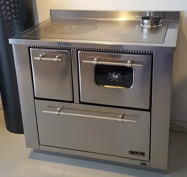 Forno commerciale in acciaio inox con piano cottura e porte multiple.