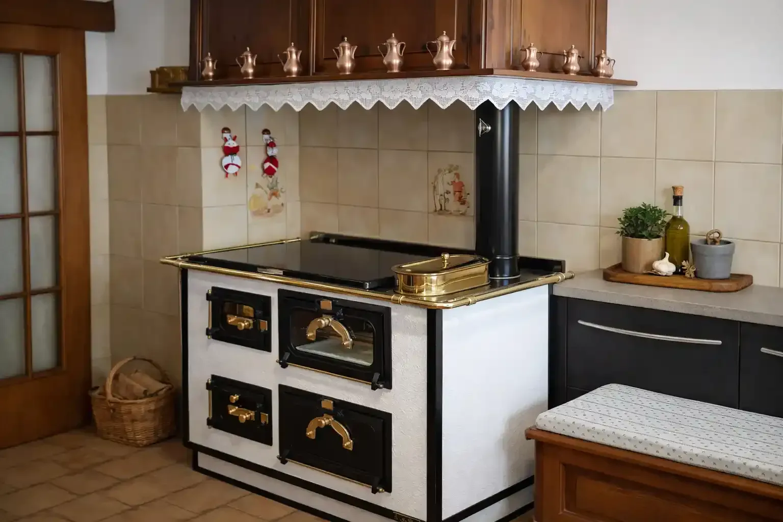Antica stufa da cucina, bianca e nera con dettagli in ottone, cappa in rame, in un ambiente cucina.