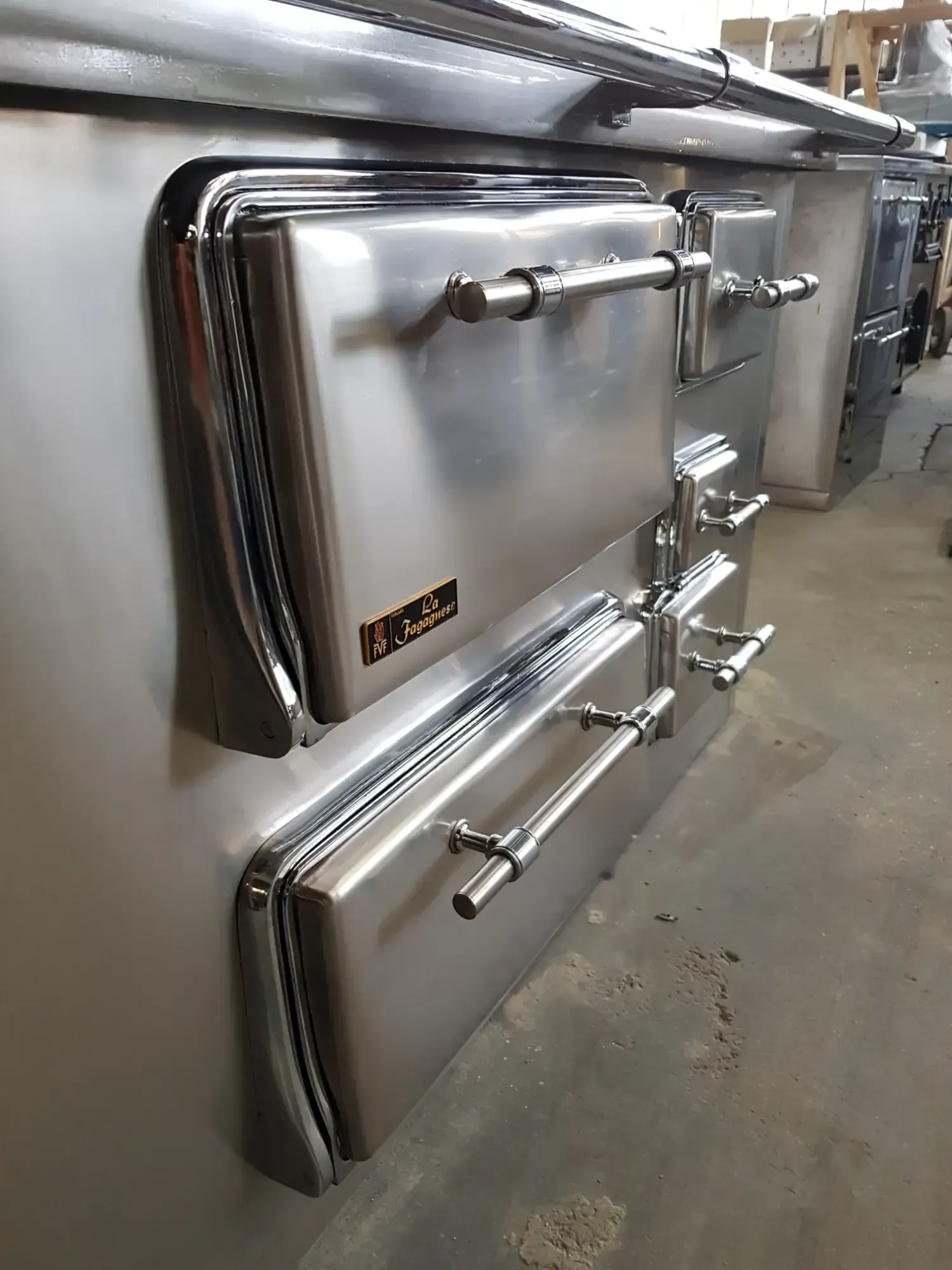 Forno commerciale in acciaio inox con più porte e maniglie.
