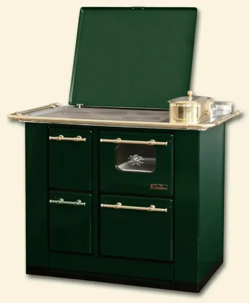 Stufa antica verde con coperchio aperto e ferramenta dorata.