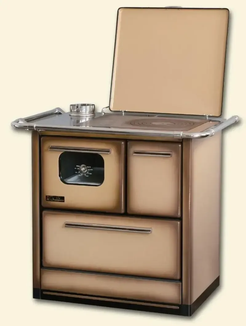 Stufa a legna color marrone chiaro con forno, coperchio superiore aperto e camino.
