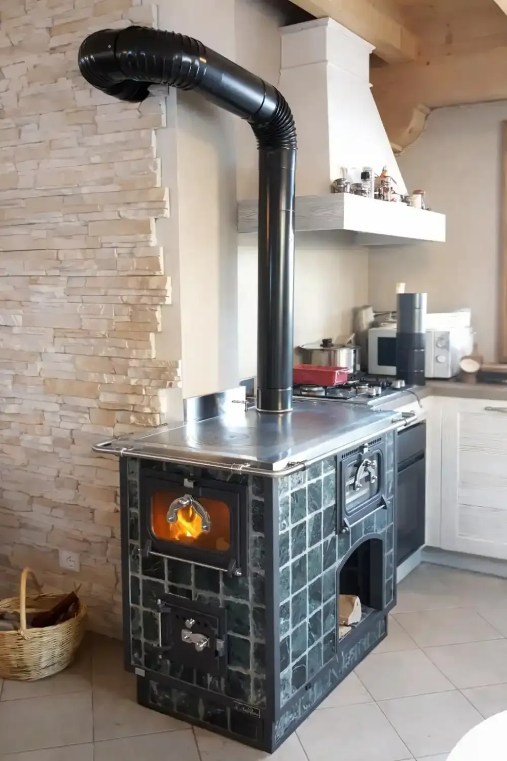 Stufa in maiolica nera con fuoco acceso, collegata a un camino nero in cucina.
