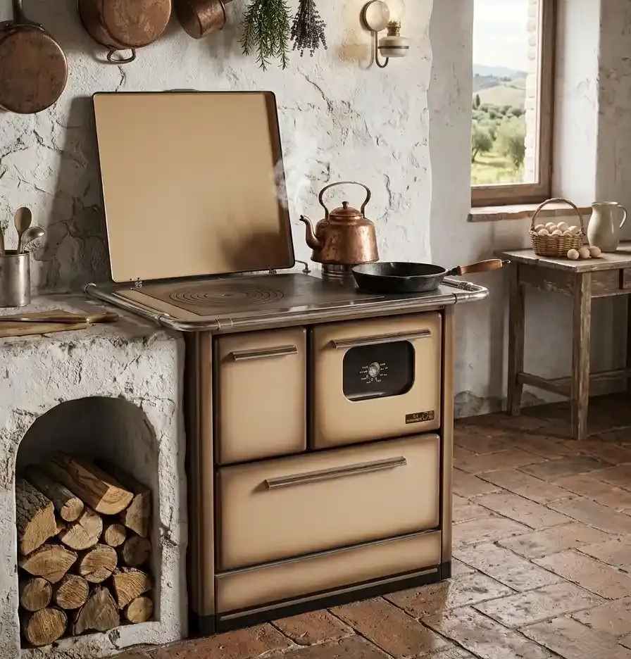 Stufa a legna nera con dettagli in ottone in cucina, accanto a mobili e una finestra.