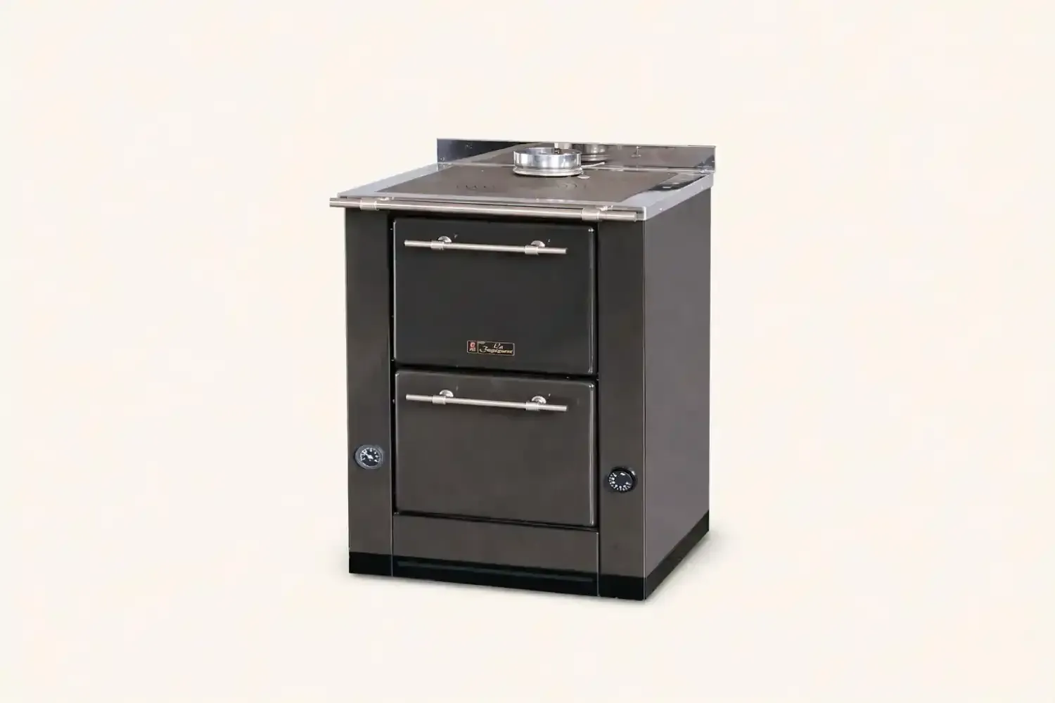 Cucina indipendente grigia con due ante del forno e piano cottura.