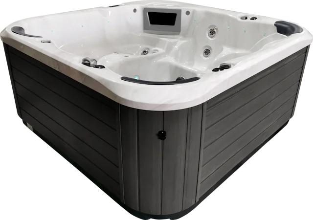 Une grande maison avec un jacuzzi devant