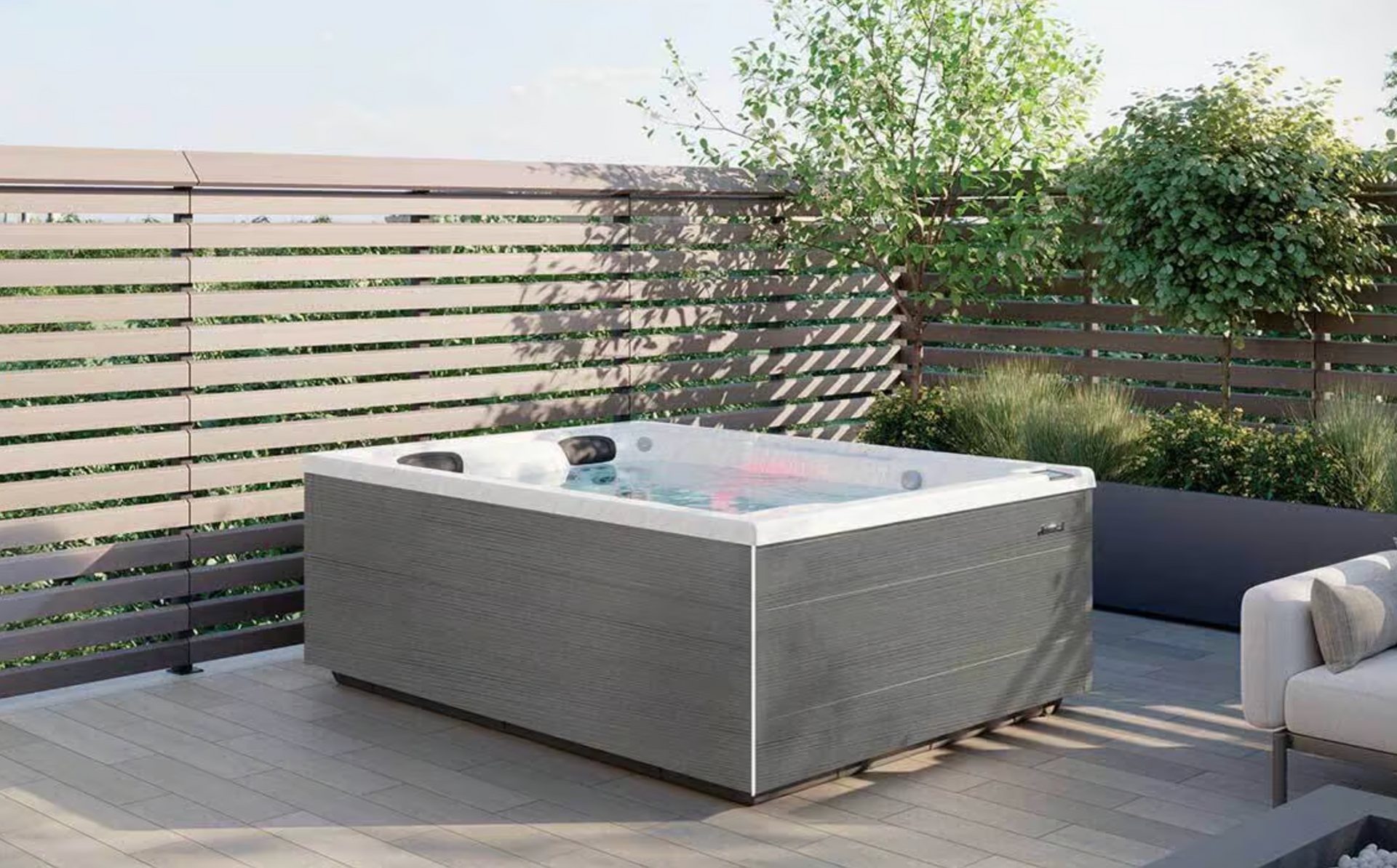 Un bain à remous est posé sur une terrasse en bois.