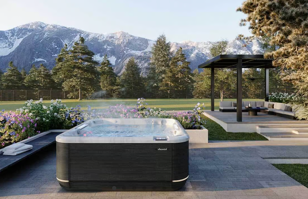 Une grande maison avec un jacuzzi devant