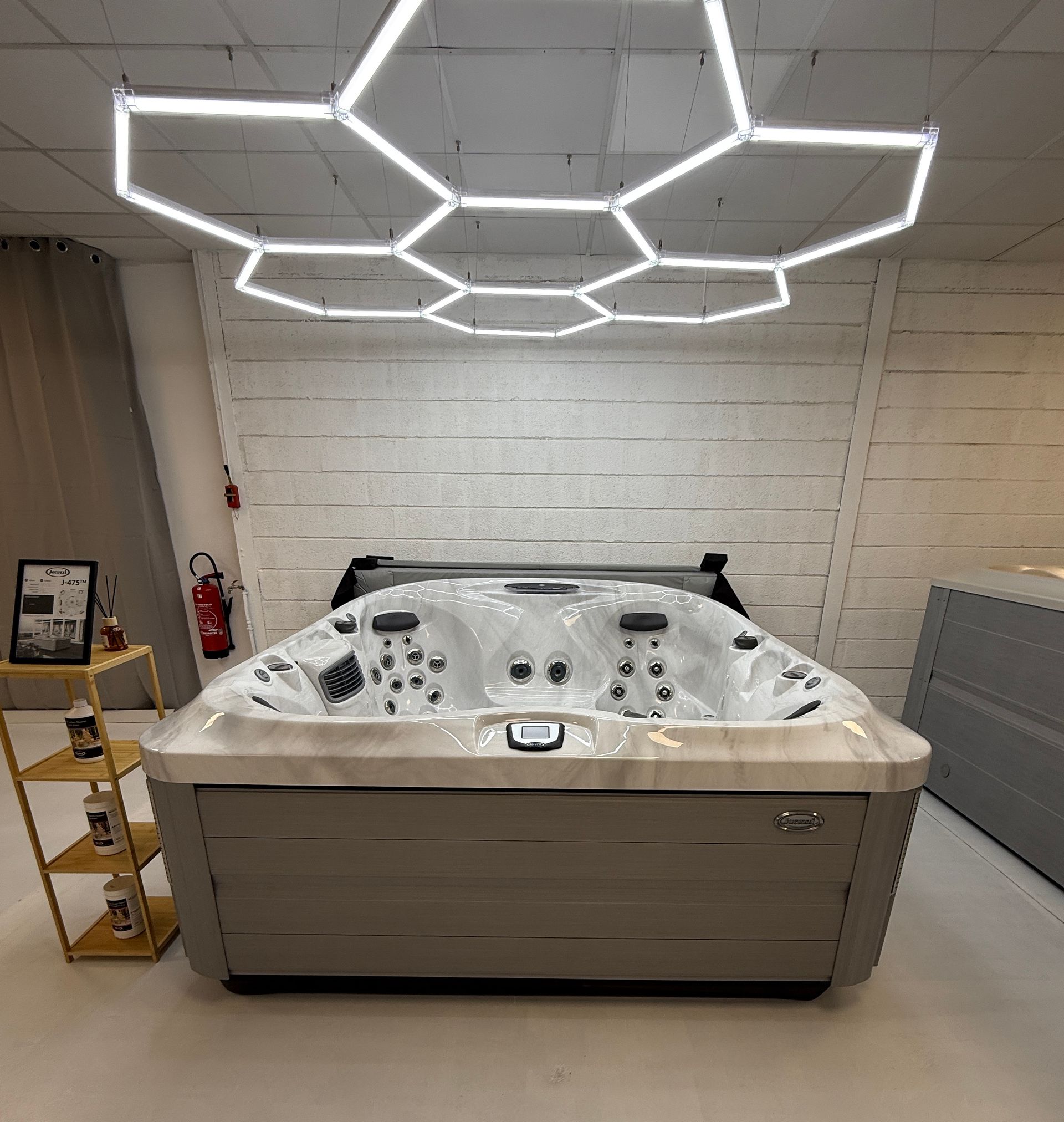 Spa jacuzzi 7 places de couleur blanc et gris dans le magasin home spa de sausheim
