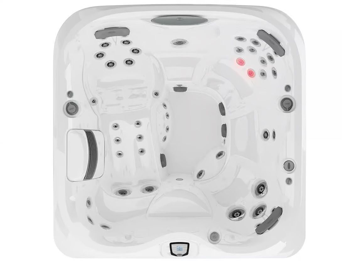 Une vue aérienne d'un bain à remous blanc sur fond blanc.