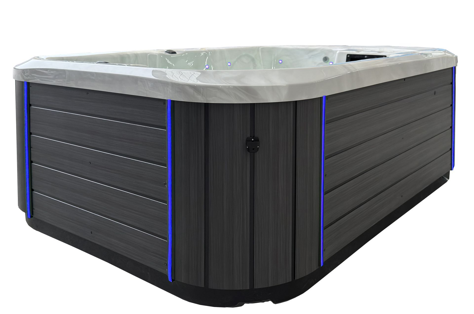 Un bain à remous est installé sur une terrasse à côté d'une piscine.