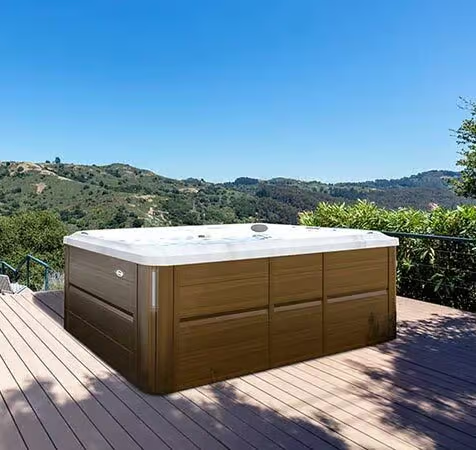 J-13 Un spa de nage en bois est posé sur une terrasse en bois.