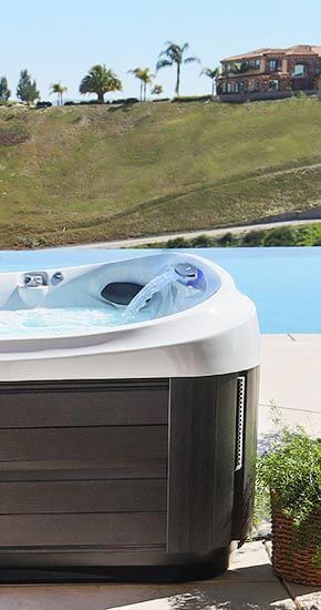 Un spa est installé à côté d'une piscine.