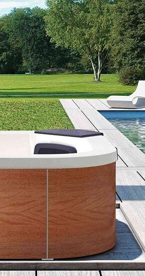 Un spa en bois est installé à côté d'une piscine.