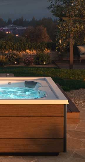 Un spa est installé sur une terrasse dans une cour arrière.