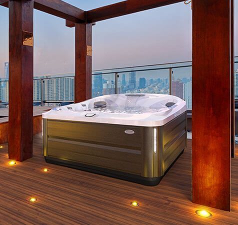 Un bain à remous est posé sur une terrasse en bois.