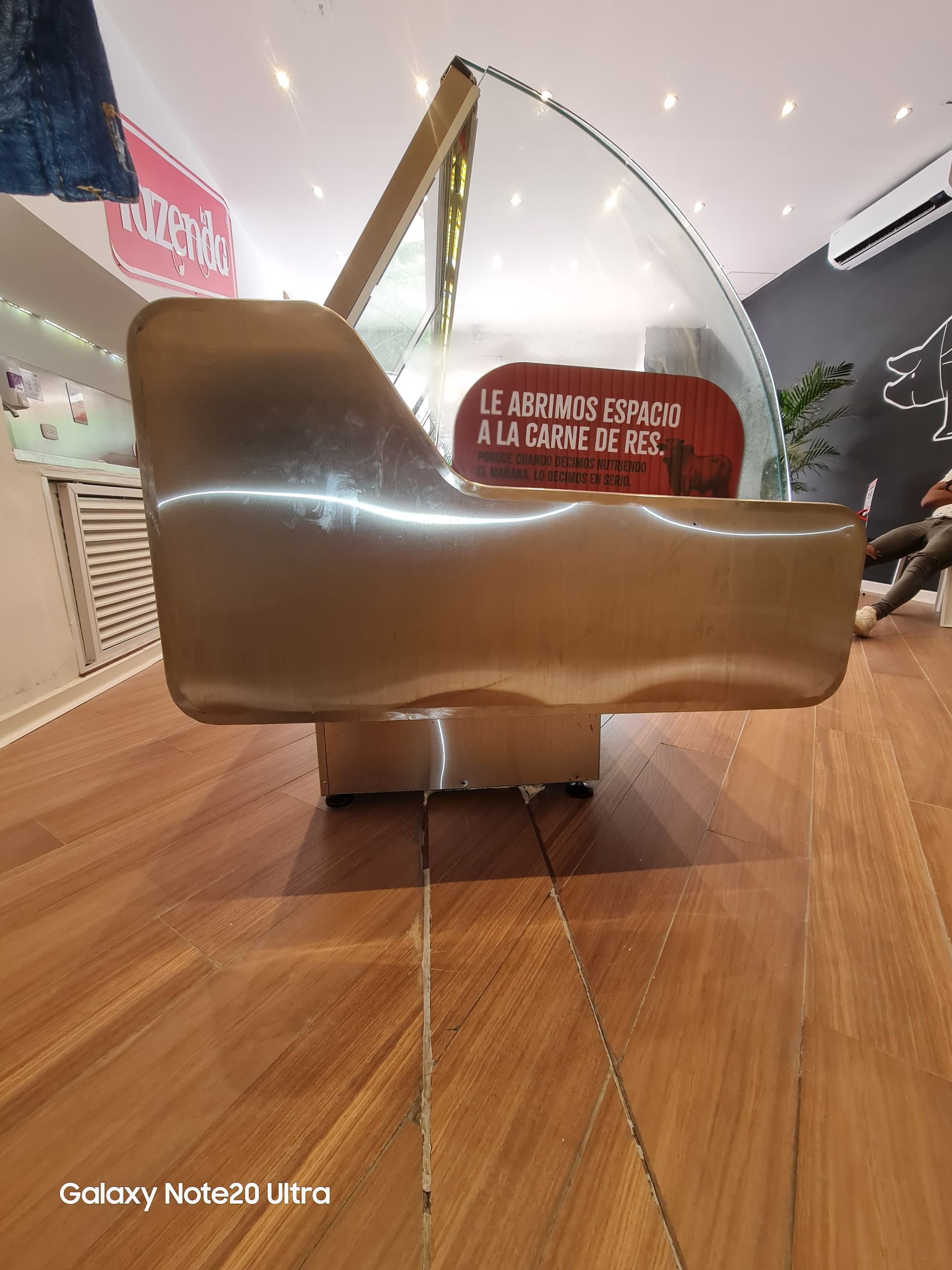 Exhibición escultórica marrón con forma de sofá en el pasillo de un centro comercial