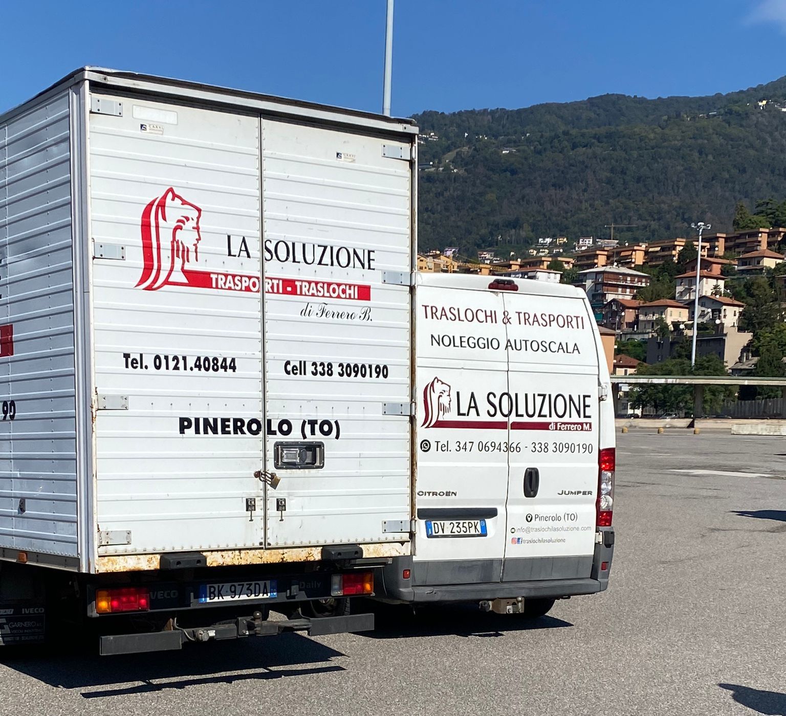 Due camion bianchi con il logo
