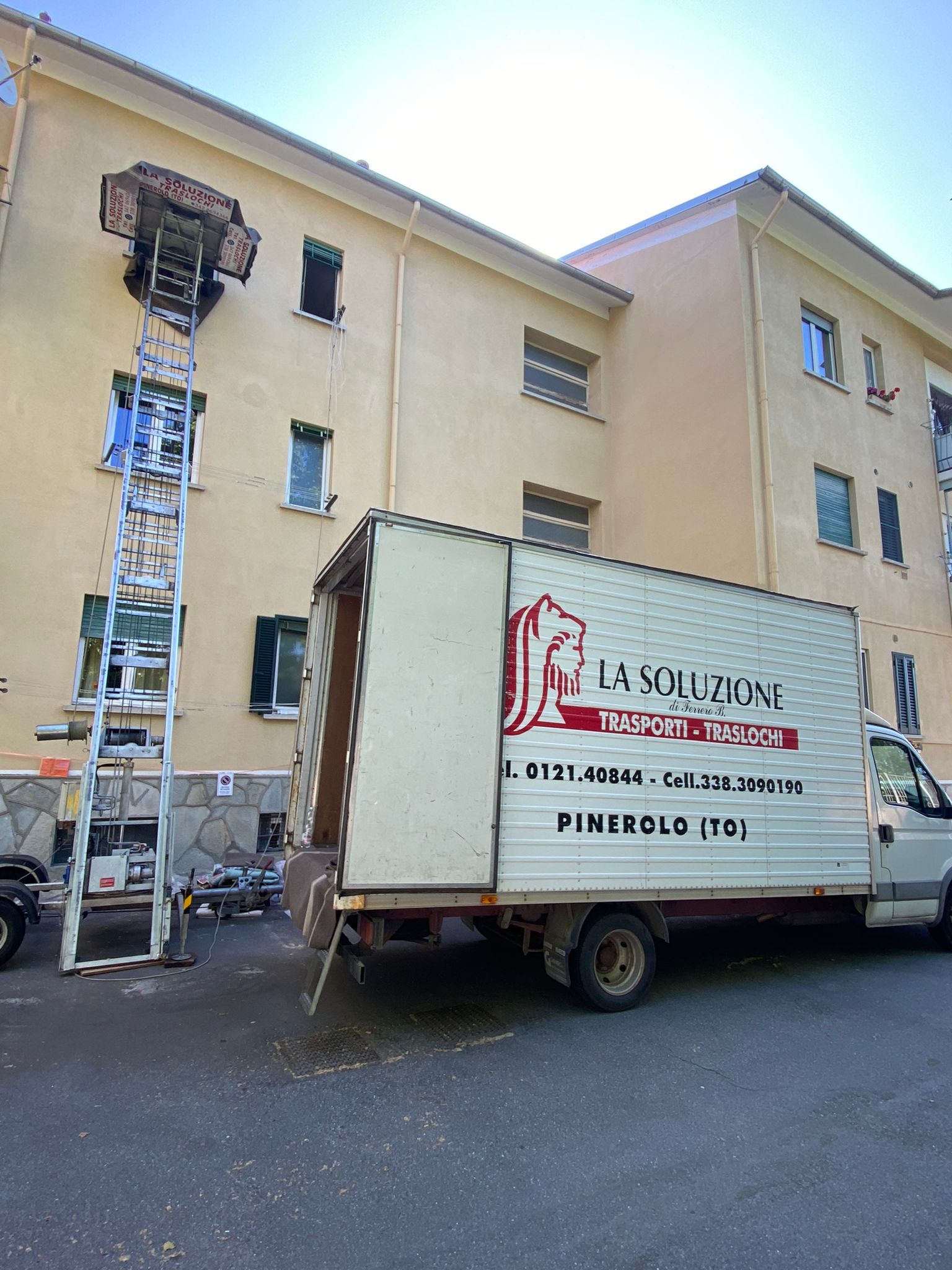 piattaforma elevatrice che trasferisce oggetti in un edificio.