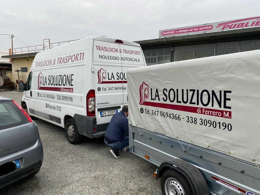 Furgone bianco e rimorchio con logo