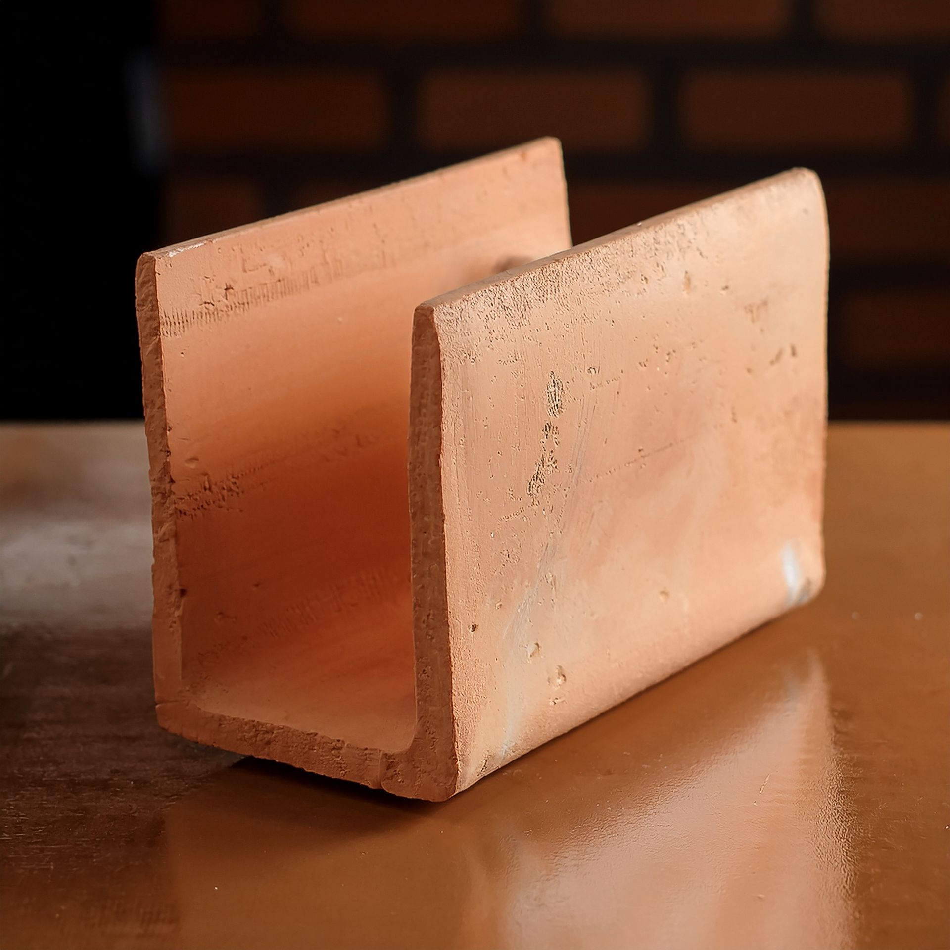 Um pedaço de tijolo está sobre uma mesa de madeira.