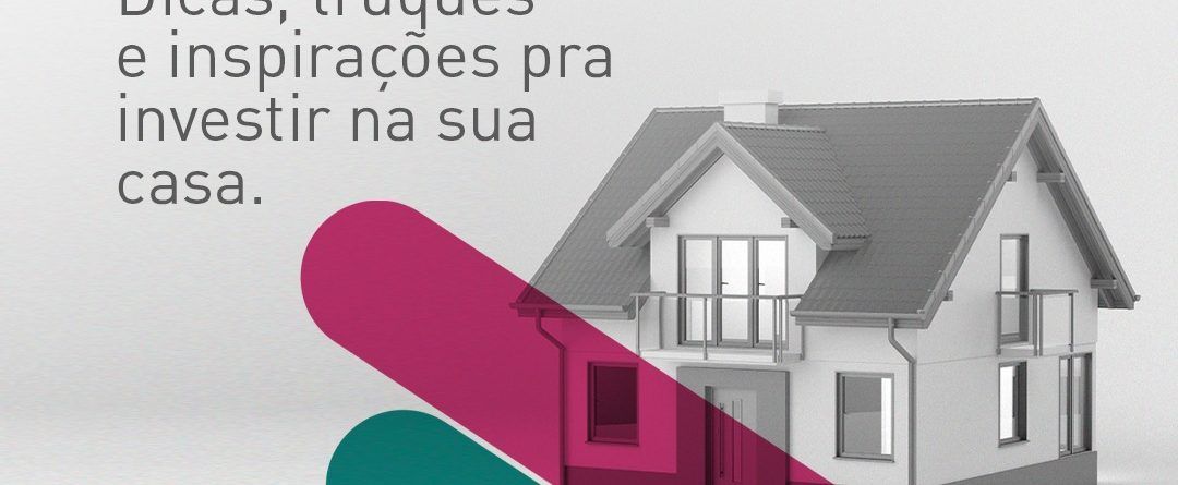 Uma maquete de uma casa está ao lado de uma maquete de uma casa.