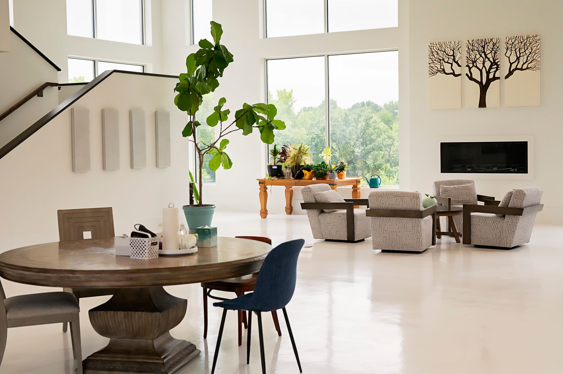 There is a table and chairs in the middle of the room.