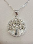 Un collar de plata con un colgante del árbol de la vida en una cadena.
