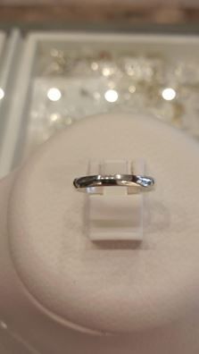 Un primer plano de un anillo de bodas en una vitrina.