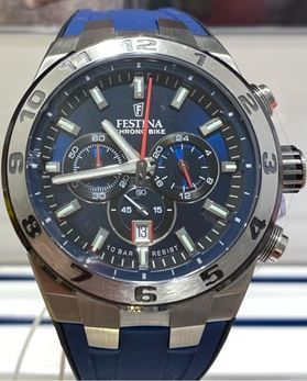 Un primer plano de un reloj Festina con una correa azul.