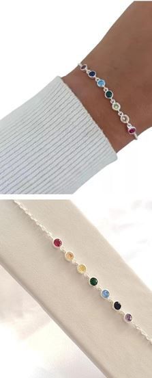 Una persona lleva una pulsera en su muñeca.