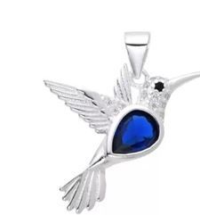 Un colgante de colibrí de plata con una piedra azul en el pico.
