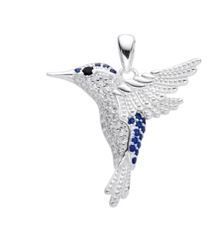 Un colgante de colibrí de plata con zafiro y diamantes sobre fondo blanco.