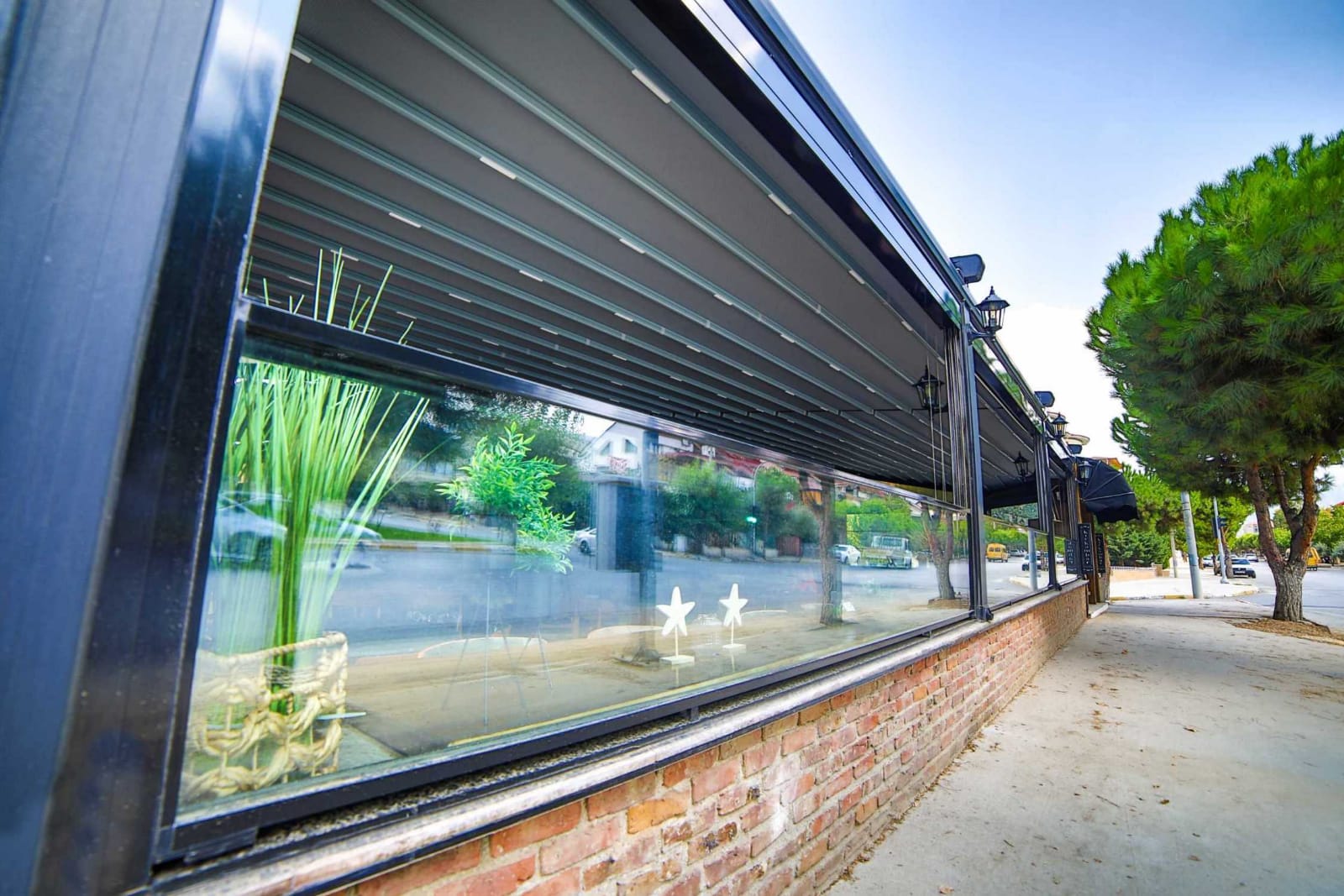 Motorisert Guillotine glass system