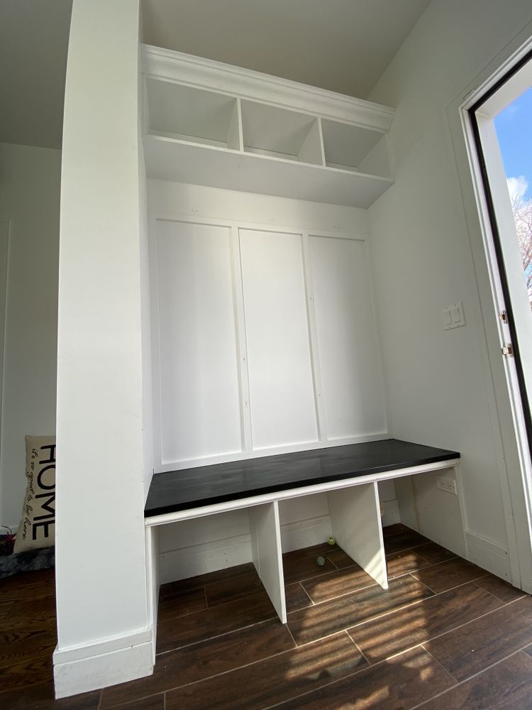 there is a bench in the middle of the room .