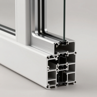 Primer plano de una sección transversal de un marco de ventana de aluminio blanco con panel de vidrio y juntas negras.