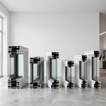 Marcos de ventanas de metal y vidrio apilados expuestos en una habitación luminosa y vacía.