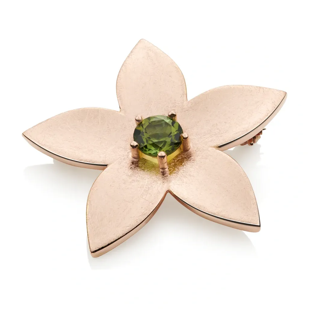gouden bron poppy broche met groene steen