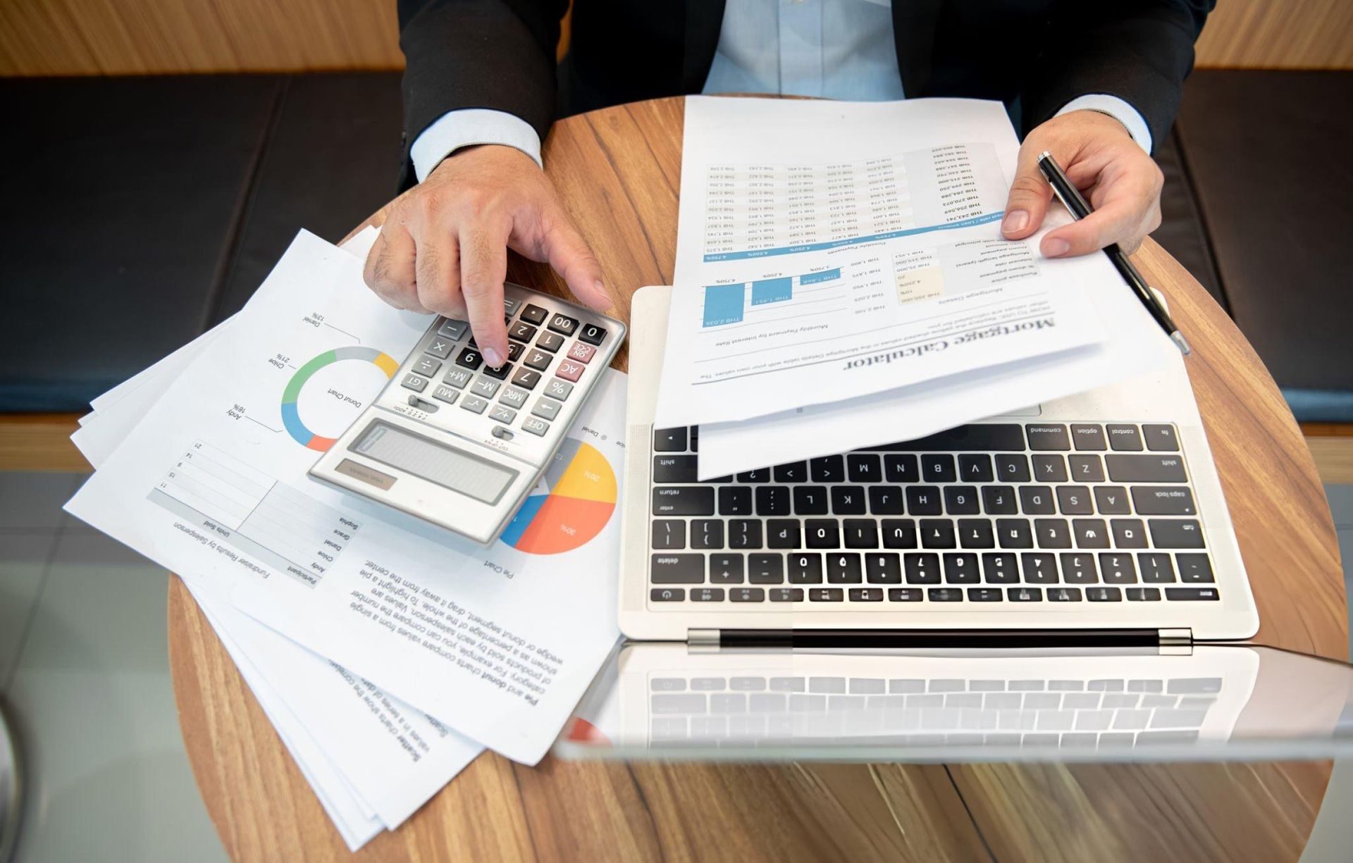 Création d'entreprise et signature des statuts