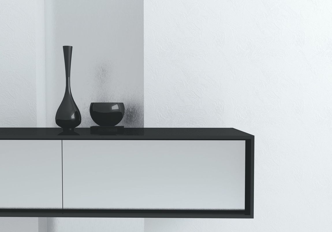 Moderno bagno grigio con mobile lavabo in legno, doccia in vetro e asciugamani arancioni.