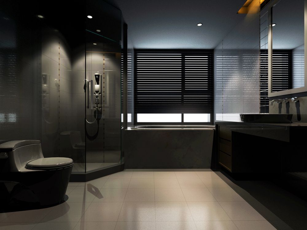 Bagno moderno con doccia in vetro, sanitari neri e finestra con persiane.
