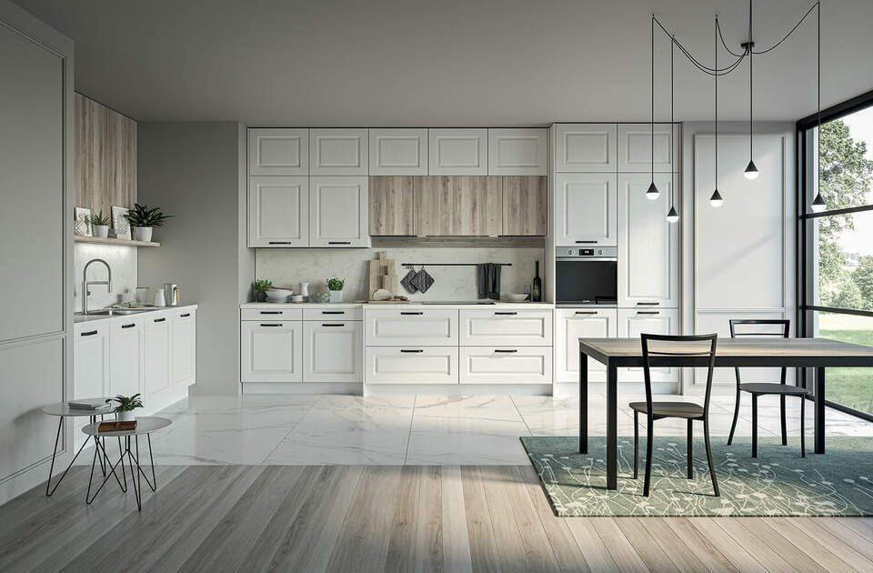 Cucina moderna con mobili bianchi, dettagli in legno e tavolo da pranzo vicino a una grande finestra.